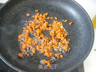 开胃养眼饭--------五彩菠萝炒饭（巧挖菠萝）的做法步骤：11