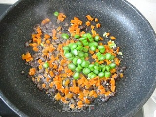 开胃养眼饭--------五彩菠萝炒饭（巧挖菠萝）的做法步骤：12