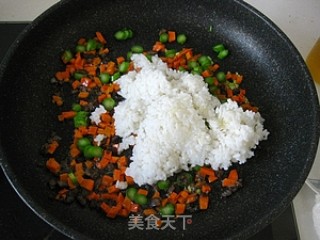 开胃养眼饭--------五彩菠萝炒饭（巧挖菠萝）的做法步骤：13