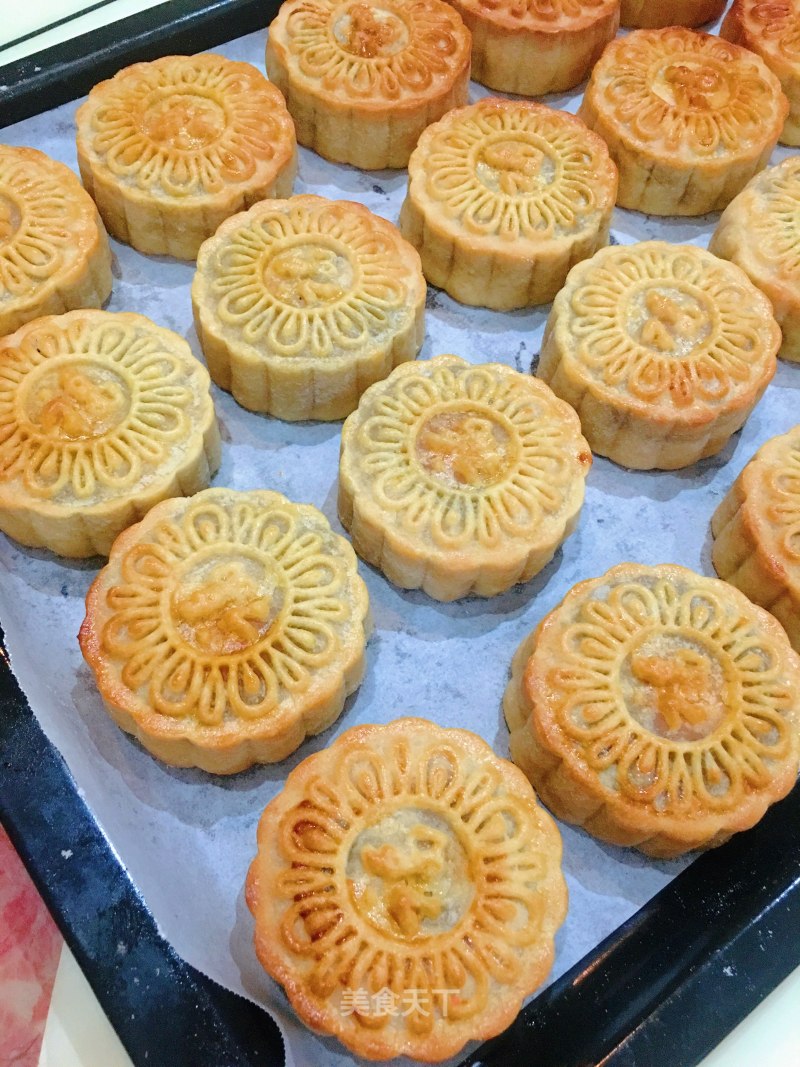 莲蓉蛋黄月饼