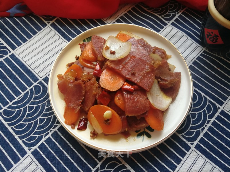 胡萝卜洋葱炒牛肉的做法