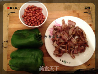 花生米菜椒炒猪耳朵的做法步骤：1
