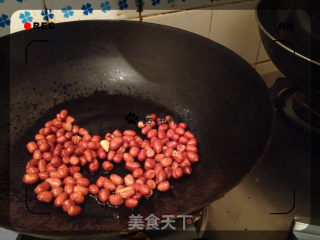 花生米菜椒炒猪耳朵的做法步骤：3