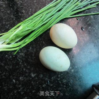 葱香土鸭蛋的做法步骤：1