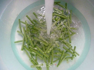 雪菜茭白炒带豆的做法步骤：3