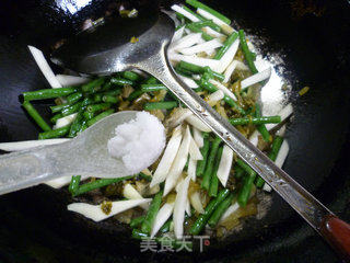 雪菜茭白炒带豆的做法步骤：12