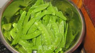 荷兰豆炒腊肠的做法步骤：1