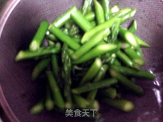枸杞炒芦笋的做法步骤：3