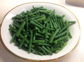 家常味道最亲切------肉丝炒豇豆的做法步骤：1