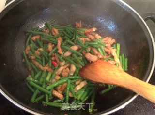 家常味道最亲切------肉丝炒豇豆的做法步骤：6