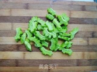 核桃香煸苦瓜的做法步骤：2