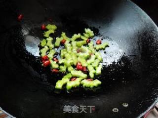 核桃香煸苦瓜的做法步骤：6