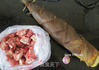 竹笋烧排骨的做法步骤：1
