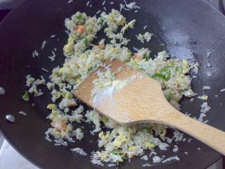 辣椒虾仁蛋炒饭的做法步骤：8