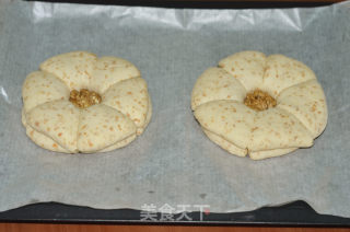 烤出朵朵健康小花----全麦核桃花包的做法步骤：7