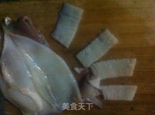 洋葱爆鱿鱼~的做法步骤：1