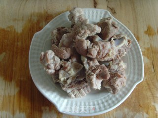 【牛蒡煲猪骨】的做法步骤：2