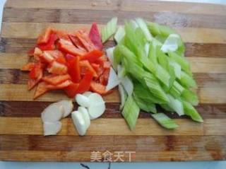 芹菜炒豆干的做法步骤：2