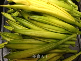 一撮盐的美味——清炒鲜黄花的做法步骤：1