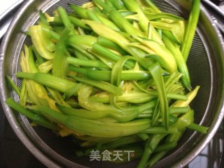 一撮盐的美味——清炒鲜黄花的做法步骤：3