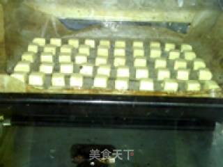 牛奶格子饼干的做法步骤：14