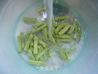 梅豆烧小素鸡的做法步骤：2