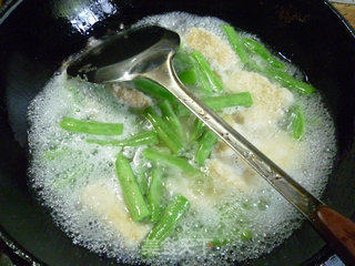梅豆烧小素鸡的做法步骤：7