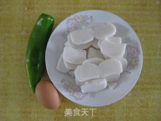 鸡蛋辣椒炒年糕的做法步骤：1