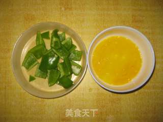 鸡蛋辣椒炒年糕的做法步骤：2