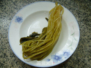 雪菜炒西瓜皮的做法步骤：2