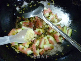 雪菜炒西瓜皮的做法步骤：10