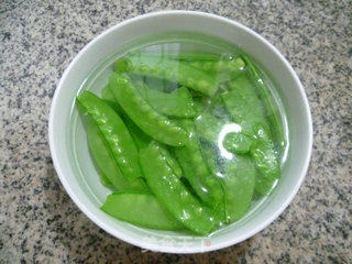 花生米炒荷兰豆的做法步骤：5