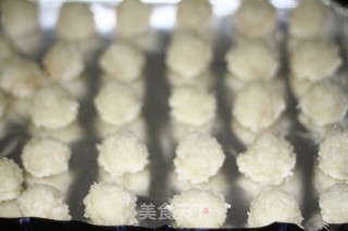蛋白的妙用：蛋白椰丝球的做法步骤：4