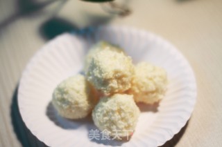 蛋白的妙用：蛋白椰丝球的做法步骤：5