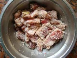 芋头粉蒸肉的做法步骤：3