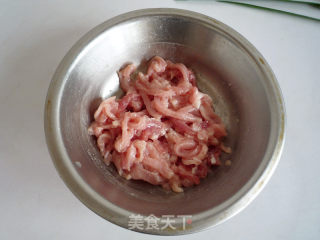 韭菜银牙炒肉丝的做法步骤：2