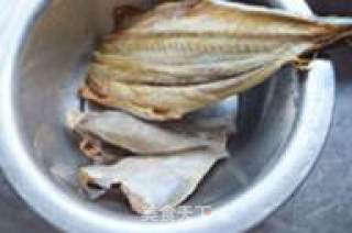 香煎咸鱼的做法步骤：1
