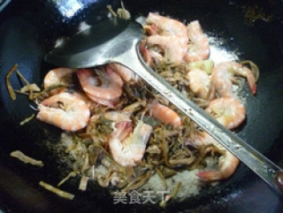 笋干菜炒鲜虾的做法步骤：9