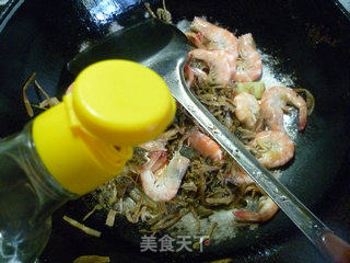 笋干菜炒鲜虾的做法步骤：10