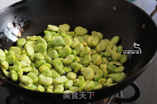 蟹松炒蚕豆的做法步骤：2