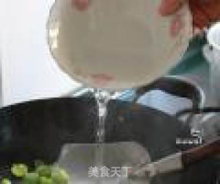 蟹松炒蚕豆的做法步骤：4