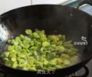 蟹松炒蚕豆的做法步骤：5