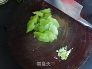 莴笋海鲜汤的做法步骤：2