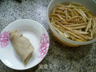 黄花菜面筋炒蚕豆的做法步骤：2