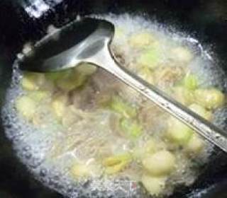 黄花菜面筋炒蚕豆的做法步骤：7