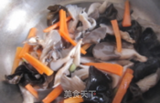 鲜蘑炒木耳的做法步骤：6