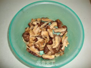 【香菇豆豉蒸排骨】----上班族的营养快菜的做法步骤：2