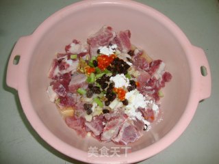 【香菇豆豉蒸排骨】----上班族的营养快菜的做法步骤：3