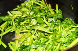 3分钟快手小菜：清炒红乳空心菜的做法步骤：3