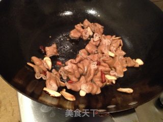 肥肠炒菜椒的做法步骤：5
